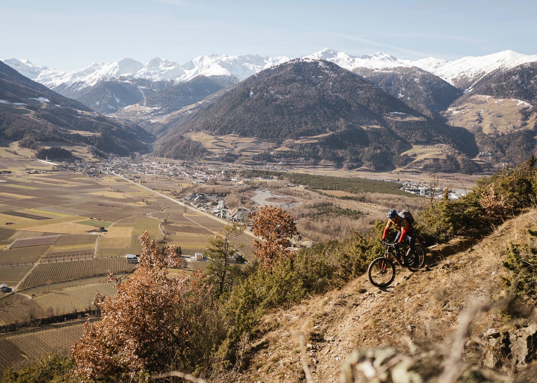 Bikefahrer auf alpinem Trail im Vinschgau