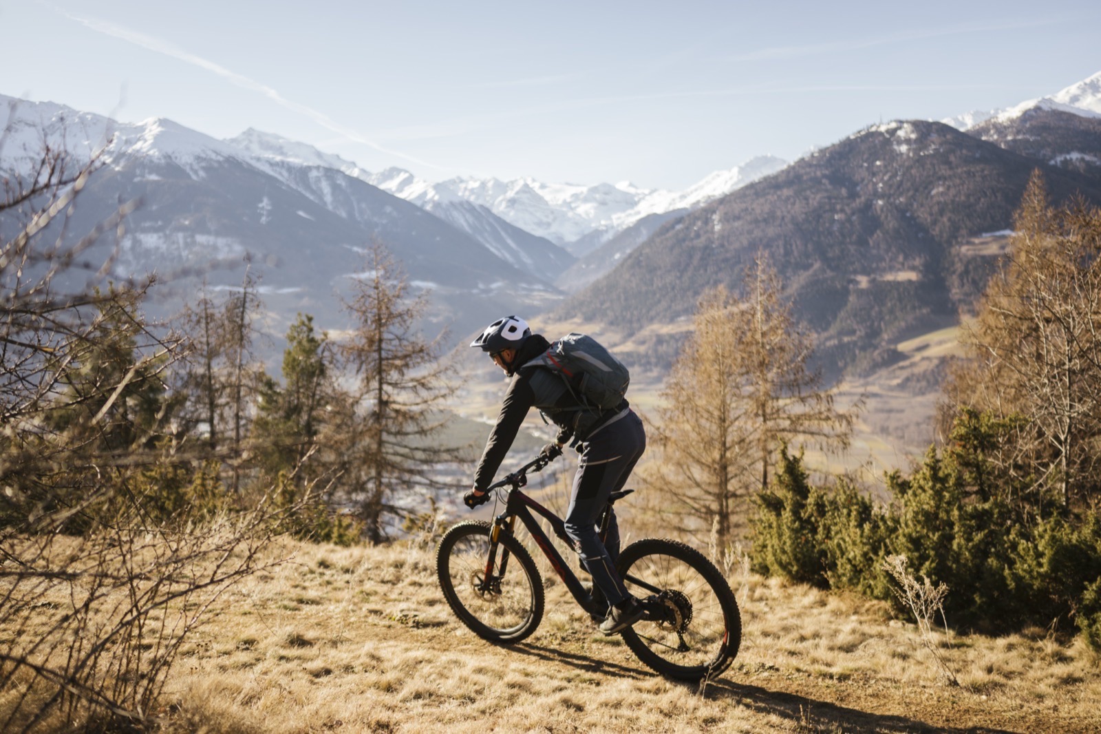 MTB-Fahrer auf Trail mit Alpenpanorama im Vinschgau