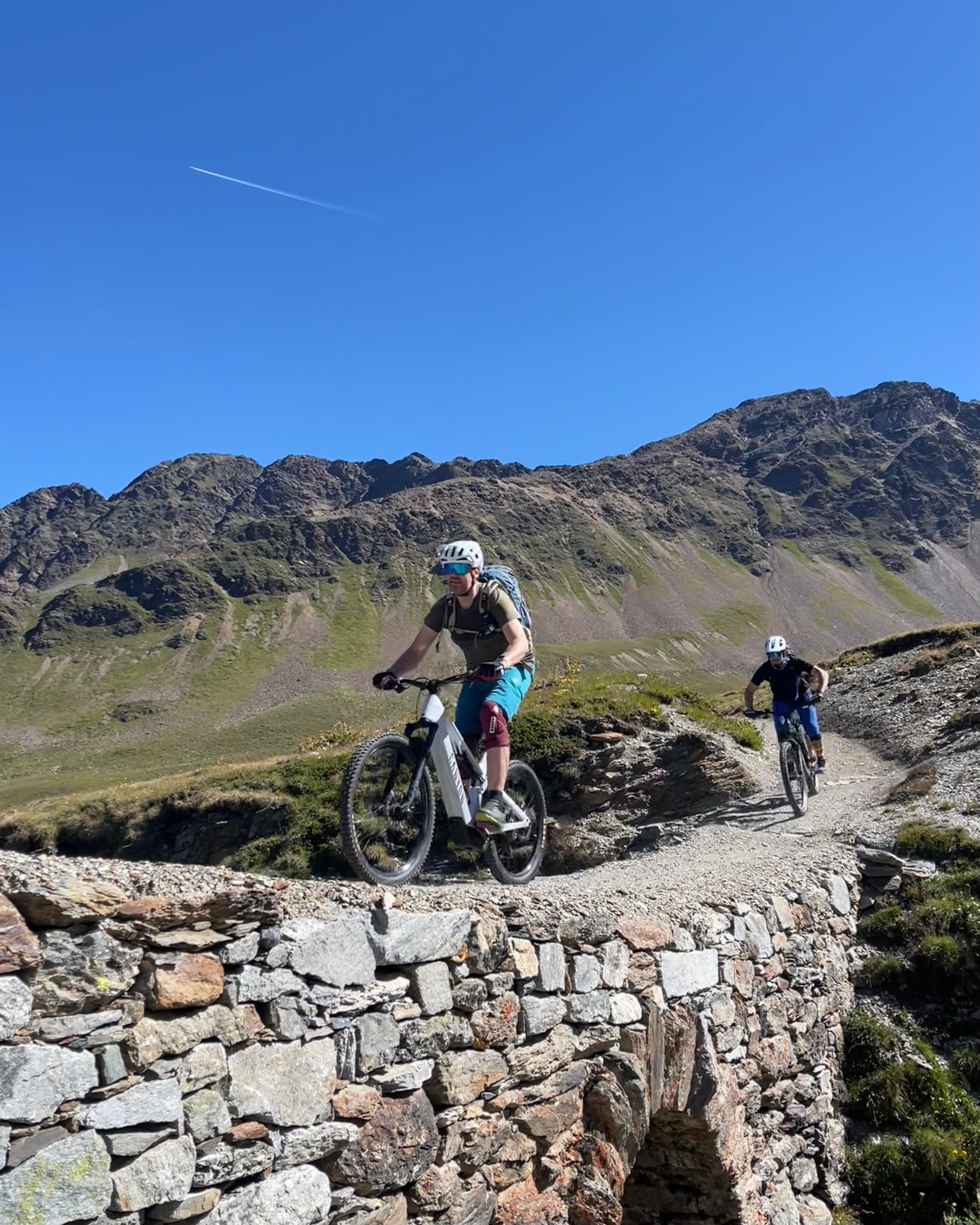 Biker auf historischem Steinpfad in Alta Rezia und Livigno