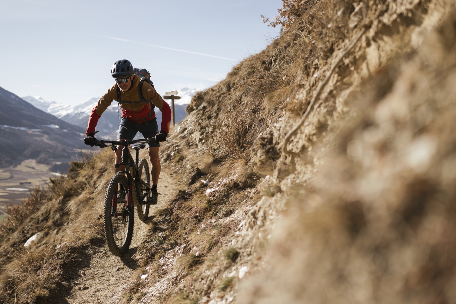 MTB-Fahrer auf Trail im Vinschgau mit Alpenpanorama